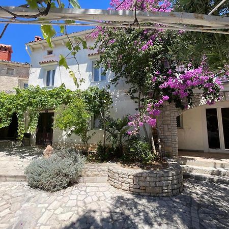 Villa Giulia Ližnjan Exteriör bild